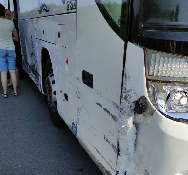Катастрофа между автобус и две коли затрудни движението в Пловдив