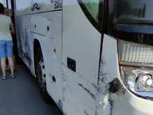 Катастрофа между автобус и две коли затрудни движението в Пловдив