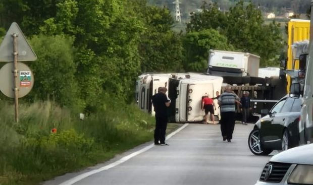 Пиян шофьор на камион пострада при катастрофа по пътя за Самоводене