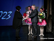 Кметът Стефан Радев връчи почетен знак на Росица Петрова - директор на Регионалната библиотека "Сава Доброплодни"