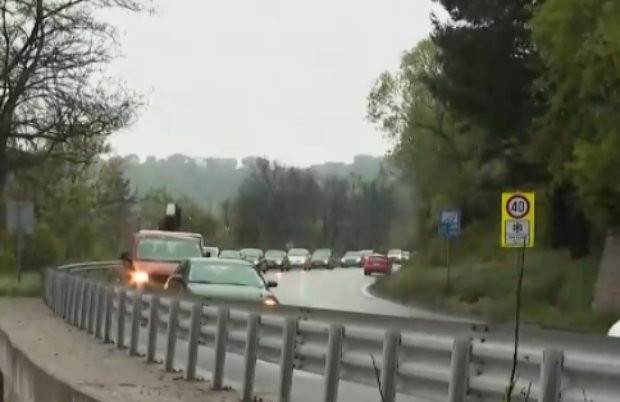 Километрични тапи на пътя Перник-София заради укрепване на свлачище