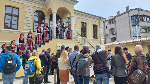 TD ул Славянска N69Най нетърпеливите жители и гости на Бургас разгледаха обновения
