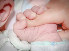 В Бургаско се раждат повече извънбрачни бебета