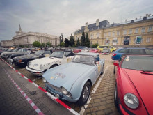 Изложба на уникални класически автомобили се простира в сърцето на столицата