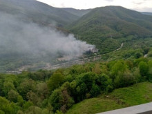 Пожар гори в старото пътно управление между София и Ботевград