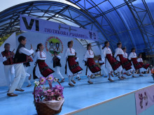 Близо 300 танцьори събра Шестото издание на "Люлякова ръченица" в Ловеч