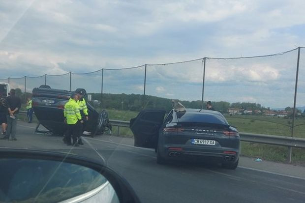 Много тежка катастрофа на пътя София - Пловдив, има кола по таван!