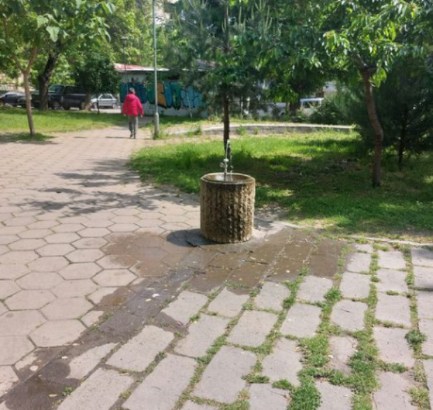 TD Чешмичката в градинката на ул Иван Рилски в Кършияка тече