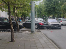 Откачени брони и огънати ламарини след неприятна среща в "Кючука"