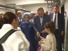 Ердоган раздаде пари на деца в избирателната секция