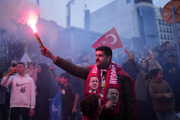Привържениците на Ердоган започнаха да празнуват в Анкара