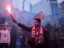 Привържениците на Ердоган започнаха да празнуват в Анкара