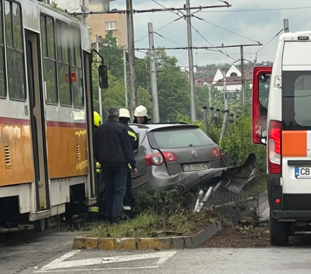 Поредна тежка катастрофа в столицата, трамвай блъсна автомобил