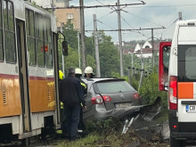 Поредна тежка катастрофа в столицата, трамвай блъсна автомобил
