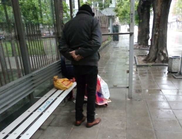 TD Бездомници правят почти невъзможно ползването на спирка в Пловдив