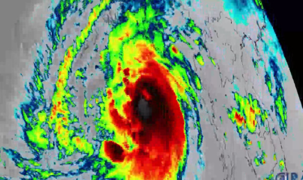 Сателитни изображения показаха масивния циклон Мока, който връхлетя Бенгалския залив.Около