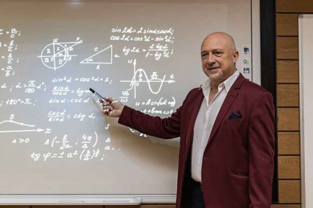 TD Бившият директор на Математическа гимназия Пловдив проф Ивайло Старибратов изрази мнение