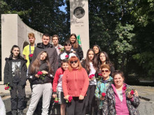 Пловдивски ученици се поклониха пред лобното място на Алеко Константинов