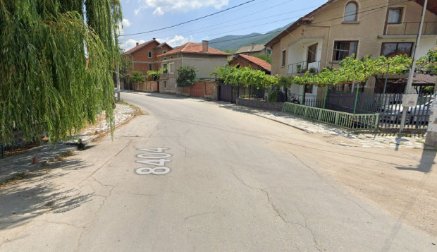 Младо семейство получи удари в главата в пазарджишко село