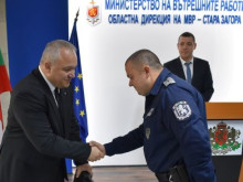 Министър Демерджиев връчи пистолети от ново поколение на старозагорски полицаи