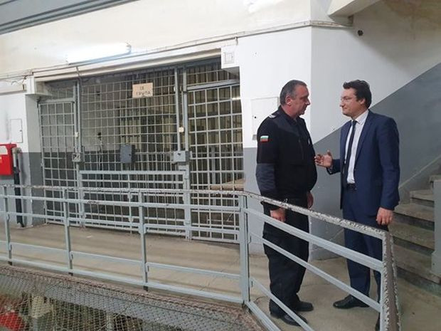 Министърът на правосъдието Крум Зарков инспектира днес затвора във Варна.