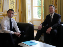 Макрон ухажва Мъск и други да "изберат Франция"