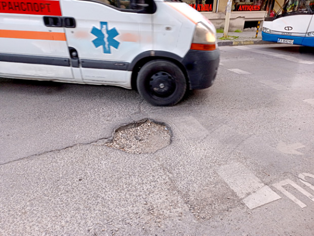 Огромна дупка тормози шофьорите в центъра на Варна