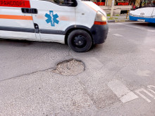 Огромна дупка тормози шофьорите в центъра на Варна