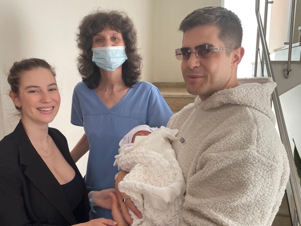 Актьорът Иво Аръков взе първородния си син от болницата. Снимки