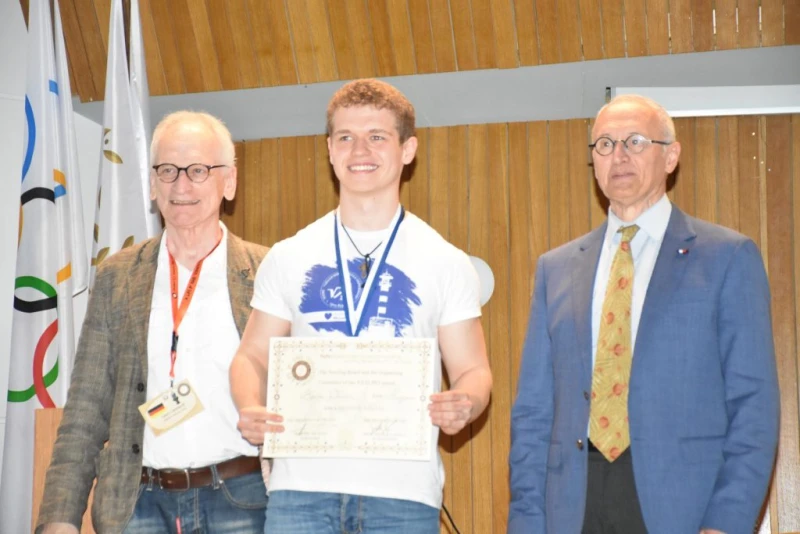 Ученик от Бургас представи достойно България на олимпиада по философия