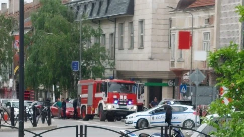 Евакуираха персонала и клиентите на банка заради сигнал за пожар