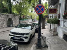 Слагат още една бариера, за да оправят хаоса от коли в Стария Пловдив