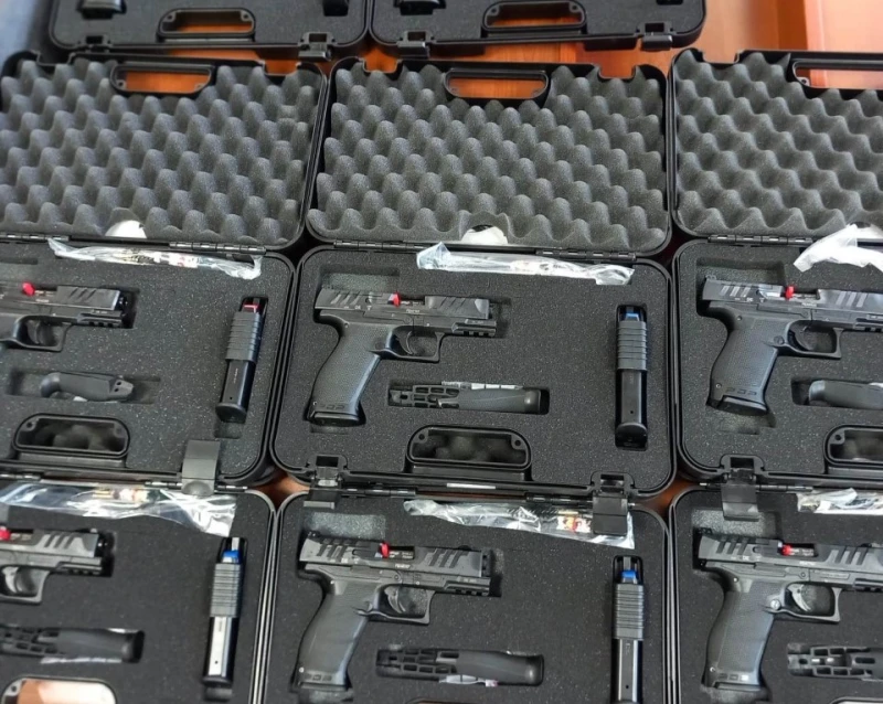 10 служители на ОД МВР Враца получиха днес нови пистолети