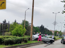 Абитуриенти "кацнаха" с кола в градинка на главен булевард