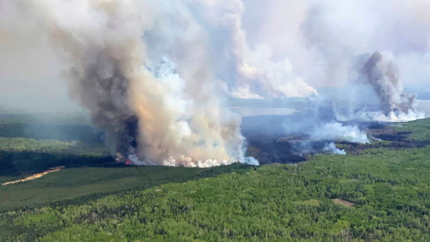 Евакуираха десетки хиляди в Канада заради горски пожар