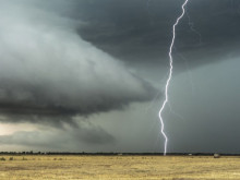 Опасно време: Жълт код за интензивни валежи и гръмотевици