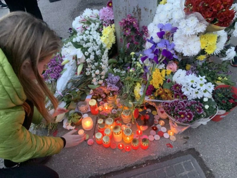 Близки, приятели и роднини на загиналите младежи на бул. "Сливница" се събират отново на мястото на трагедията