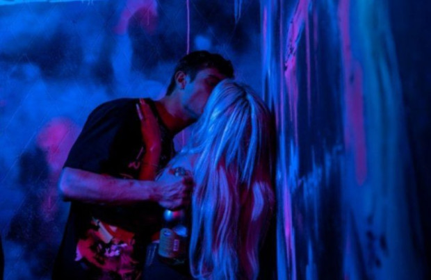 Актьорът Филип Буков се целува страстно с актуалната победителка в