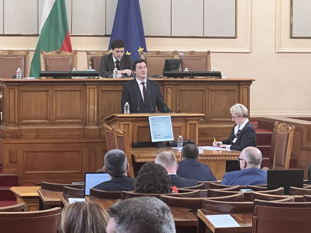 Депутатите изслушват министъра на правосъдието Крум Зарков в НС предаде