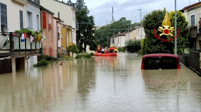 Наводненията в Италия отнеха живота на осем души, хиляди са евакуирани