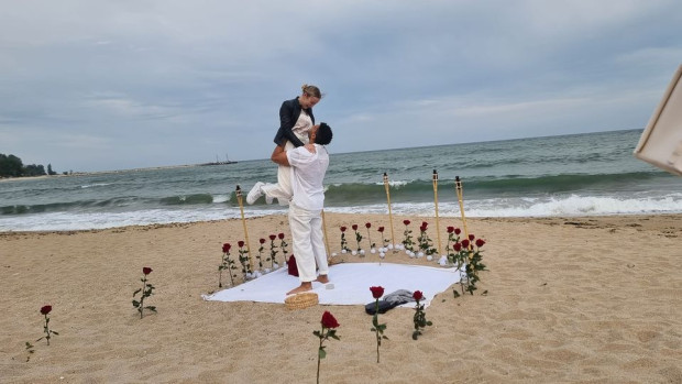 Уникално предложение за брак на варненския плаж
