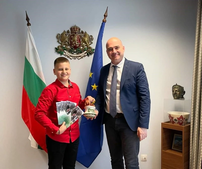Министър Димитров се срещна с Лъчезар от Златоград, създал туристически сайт на града