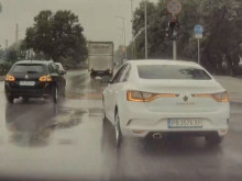 Шофьор показа защо в Пловдив стават катастрофи в дъжда и предупреди колега