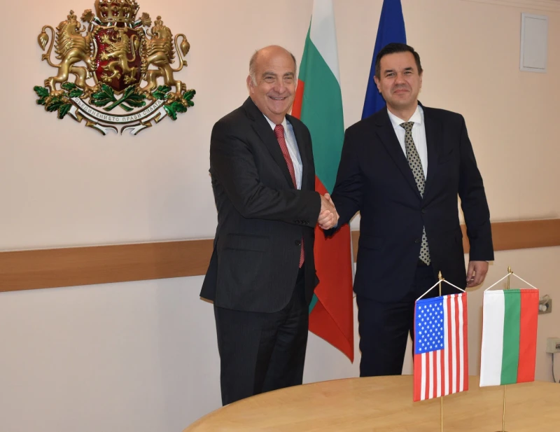 Стоянов и посланикът на САЩ обсъдиха мерки за икономическо сътрудничество