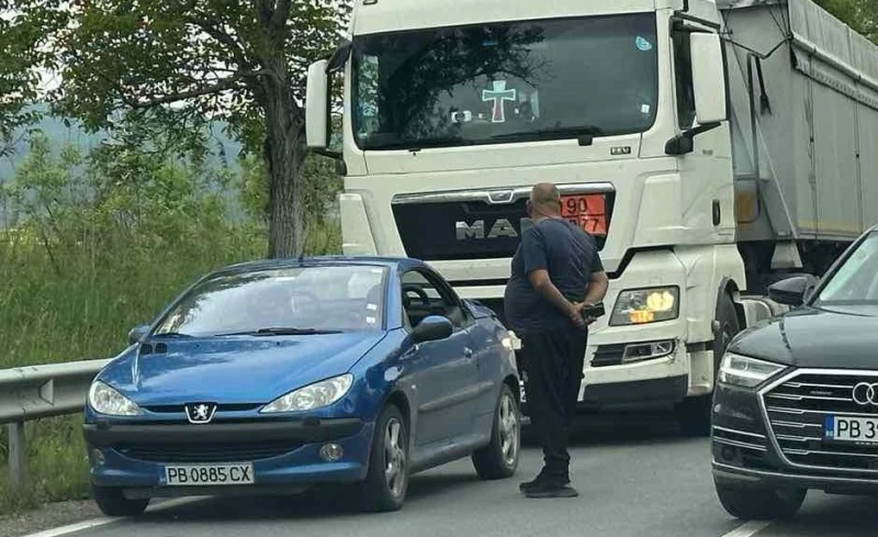 Абсурдна ситуация на ужасно тясното Околовръстно на Пловдив