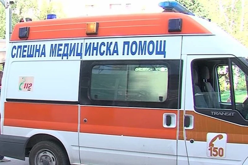 Една жена е в болница след катастрофа между кола и бус на пътя Братаница - Звъничево