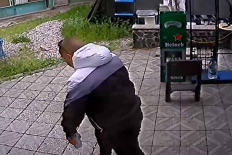 Младеж твърди, че не е крадец, собственикът на магазина пусна клип