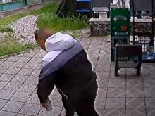 Младеж твърди, че не е крадец, собственикът на магазина пусна клип