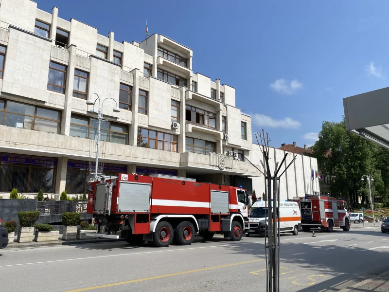 Общината в Търново се запали, има пострадали