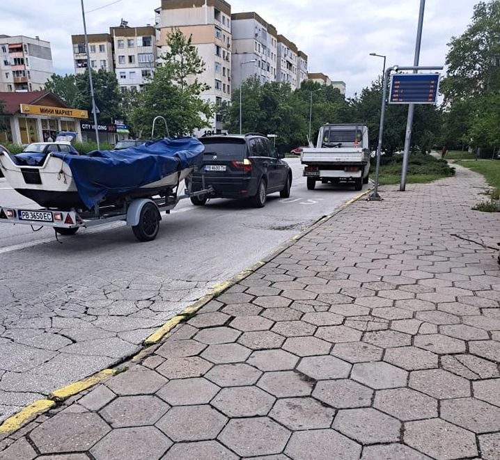 Само такова "чудо" не бяха паркирали на спирка в Пловдив